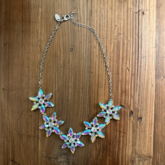 Elegant Silver Floral Necklace - Picture 3 of 3